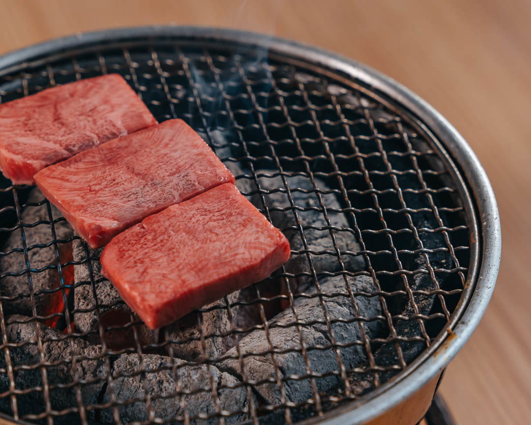 Halal-certified wagyu beef being grilled at Nikutei Futago iki Hongo Sanchome.